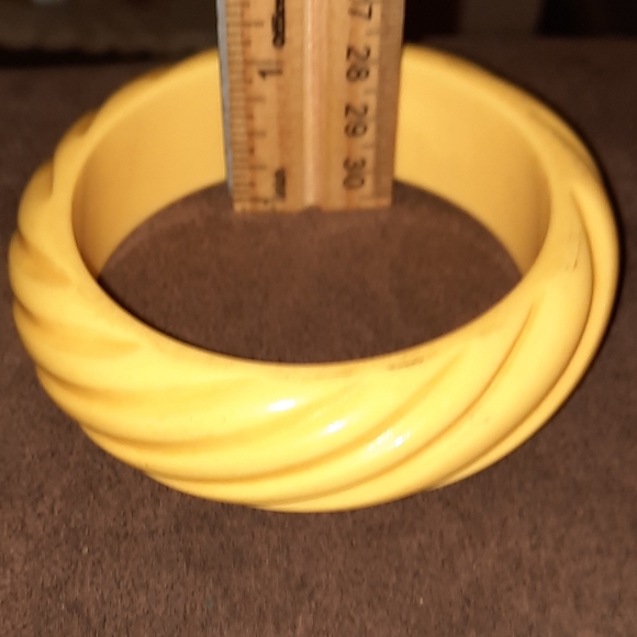 Vintage MCM Bakelite buttery yellow Swirl Bangle Bracelet - Picture 4 of 6